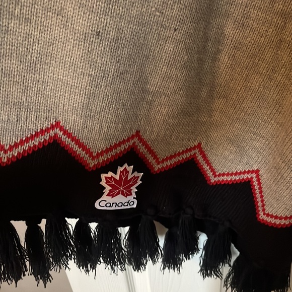 BNWT Canada Poncho - Picture 3 of 3
